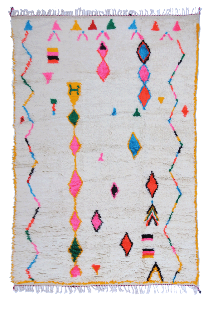 Très grand tapis berbère Azilal blanc avec motifs rose vert bleu et contour jaune