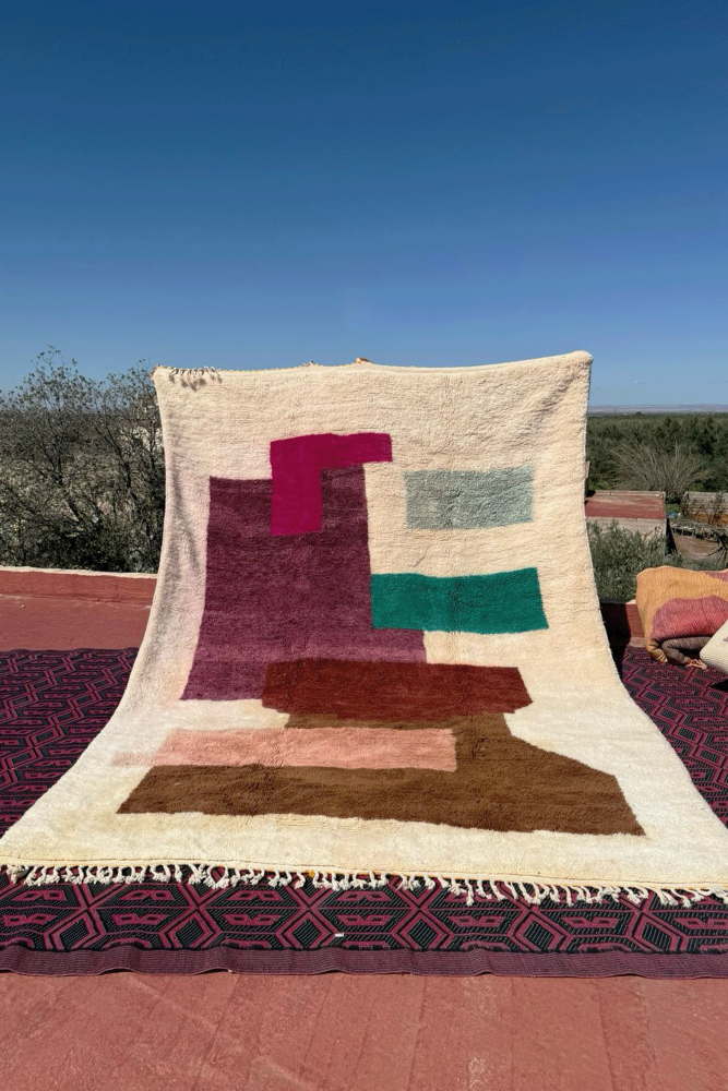 Gran alfombra bereber Azilal moderna en blanco con toques de color verde, marrón, rosa y terracota.