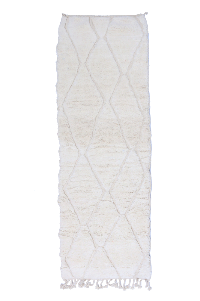 Grote Berberse Beni Ouarain tapijt, wit gangtapijt met gegraveerde ruitpatronen.