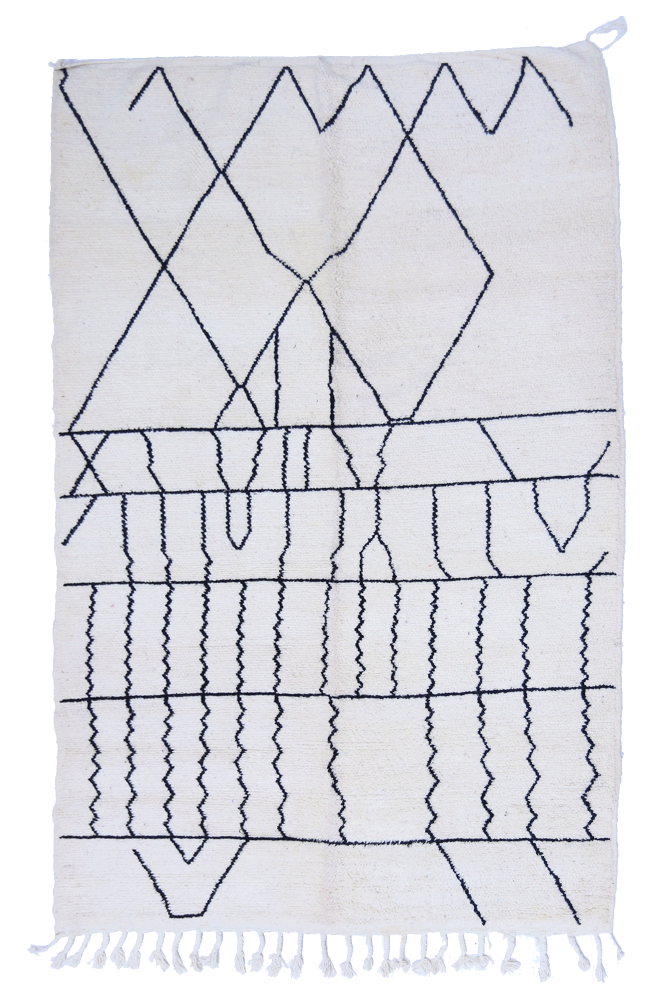 Gran alfombra bereber Béni Ouarain blanca con líneas primitivas en negro.