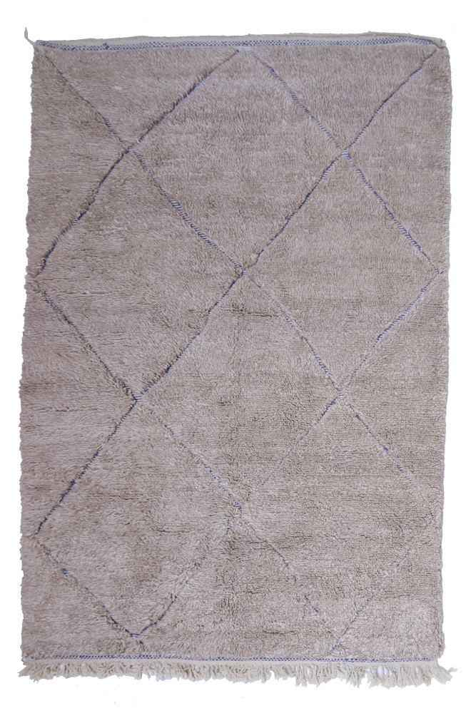 Sehr grober Beni Ouarain-Teppich in Grau und Braun mit blau eingravierten Rauten.