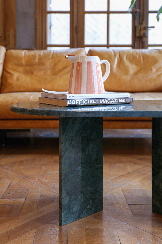 Couchtisch aus grünem Marmor.