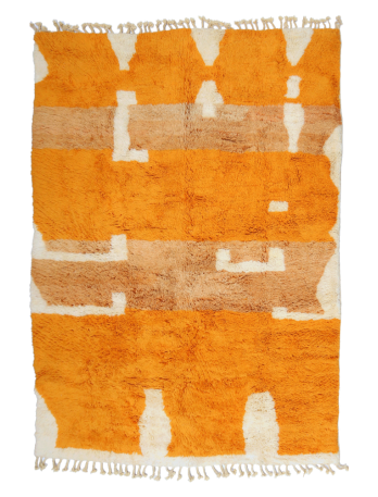 Tapis berb&egrave;re aux motifs g&eacute;om&eacute;triques, dans des nuances de orange, beige et blanc, ajoutant une touche chaleureuse.