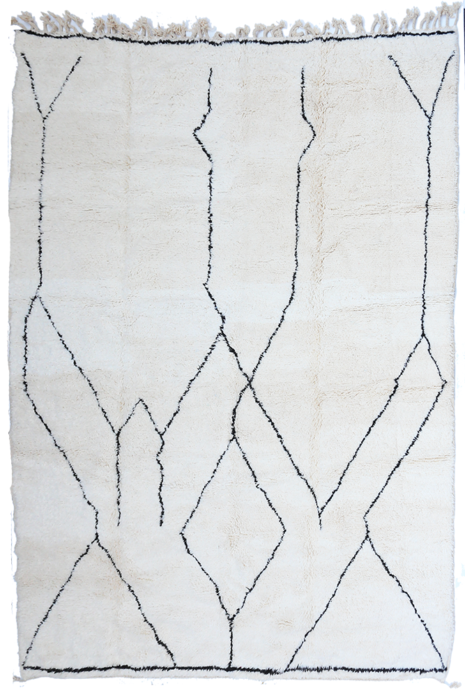 Berberischer Beni Ouarain Teppich in Weiß mit asymmetrischen schwarzen Linien.