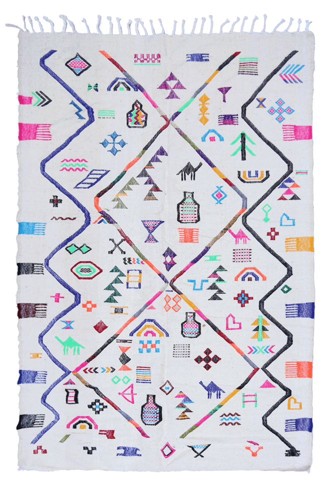 Tapis berbère aux motifs géométriques colorés, dominé par des tons blancs, roses, bleus et verts.