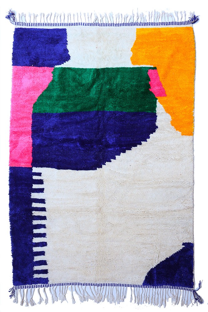 Grande tappeto berbero moderno Azilal bianco con tocchi di colore in blu, giallo, verde e rosa.