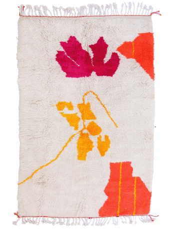 Tapis berb&egrave;re au style moderne avec des couleurs vives comme le rose, orange et jaune sur un fond beige.