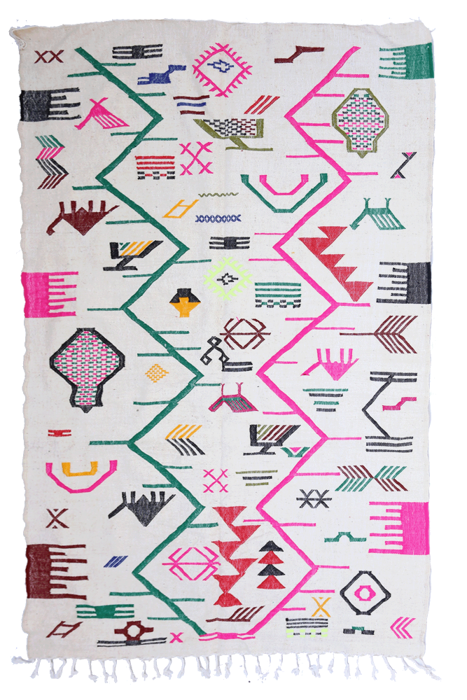 Tapis berbère coloré avec des motifs géométriques en rose, vert, noir, et blanc sur fond crème.