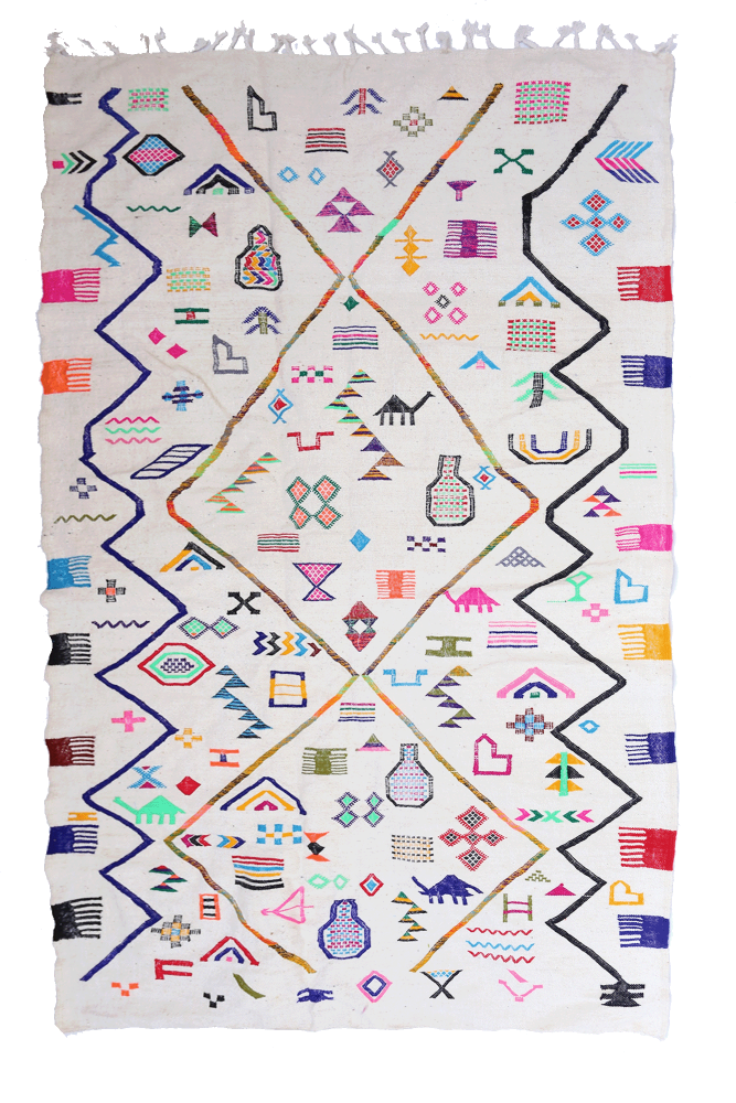 Tapis berbère aux motifs géométriques colorés, dominé par des teintes blanches, roses, bleues et vertes.