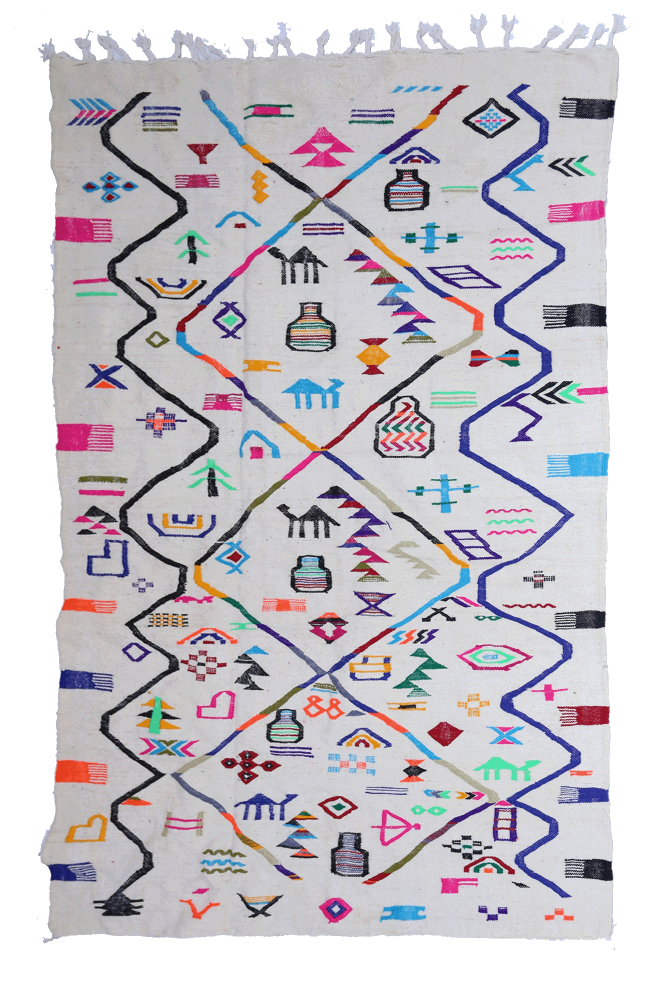 Tapis berbère aux motifs géométriques colorés avec fond clair et des touches de bleu, rose, rouge et vert.