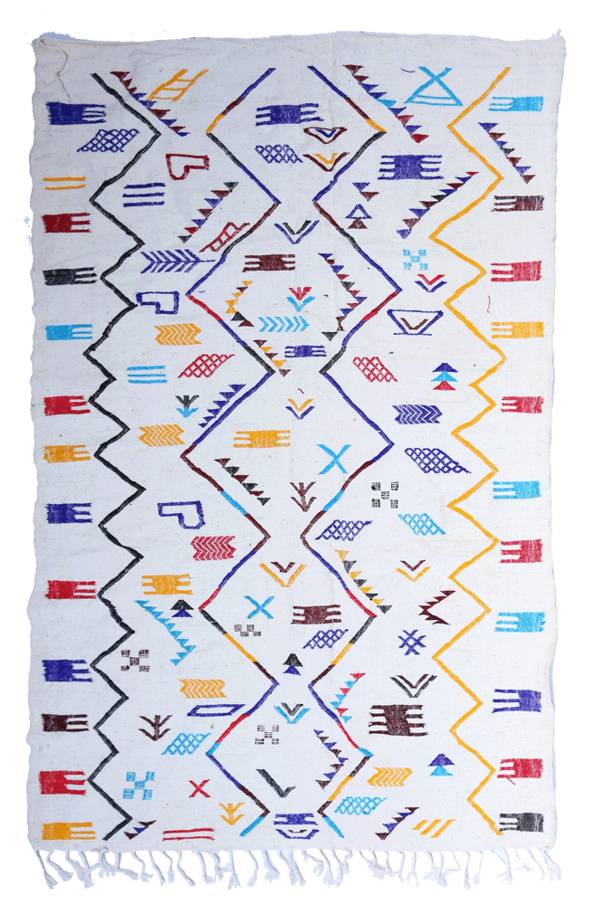 Tapis berbère aux motifs géométriques colorés en bleu, violet, jaune et rouge sur fond crème.
