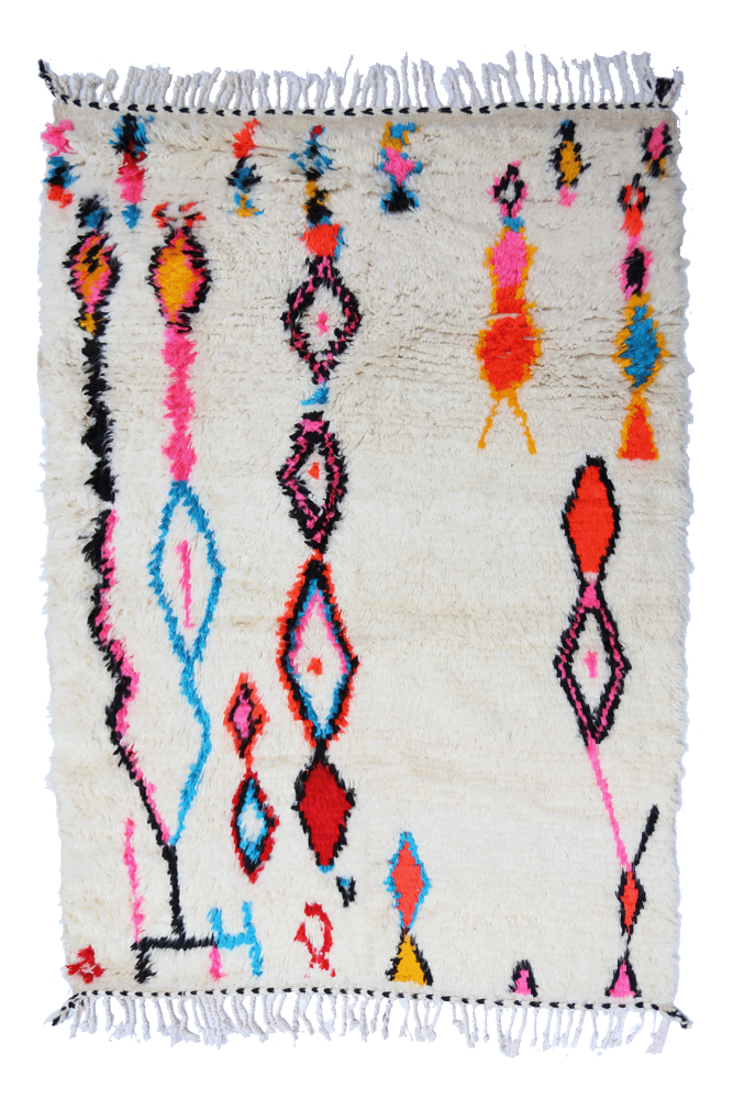 Tapis berbère coloré avec motifs géométriques, dominé par le blanc, le rose et le bleu.
