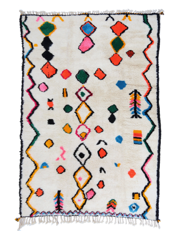 Tapis berb&egrave;re color&eacute; avec des motifs g&eacute;om&eacute;triques en noir, rose, vert, orange et bleu sur fond cr&egrave;me.