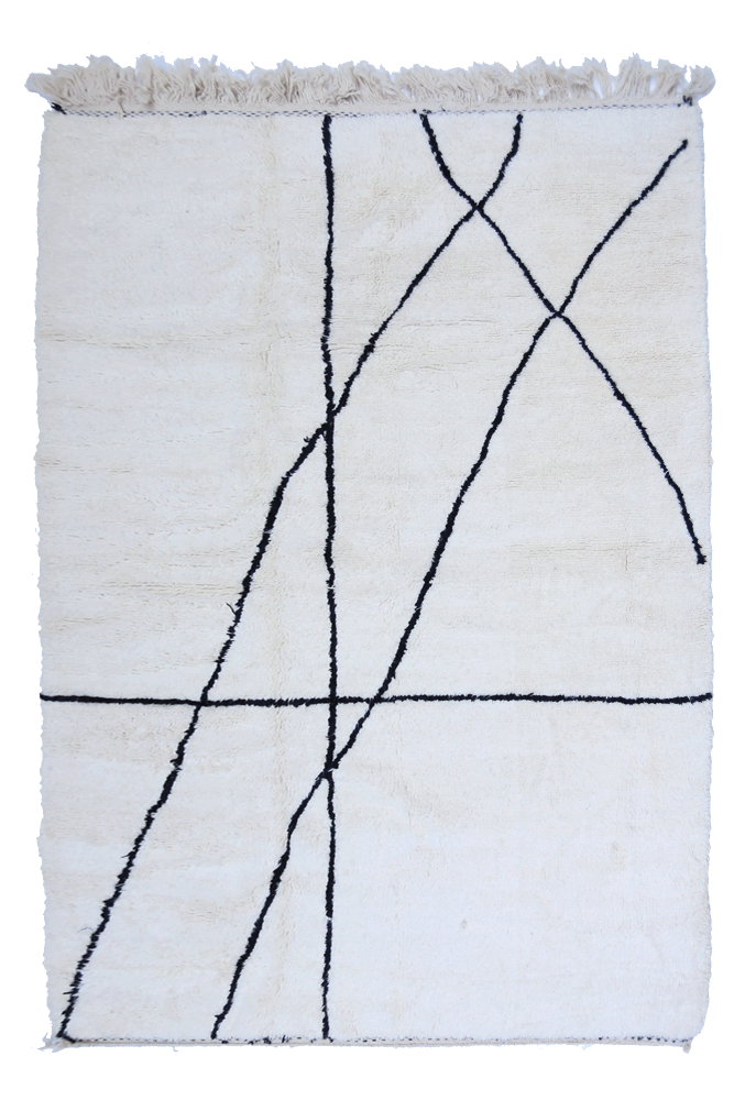 Grande tappeto berbero Beni Ouarain bianco con linee primitive nere.
