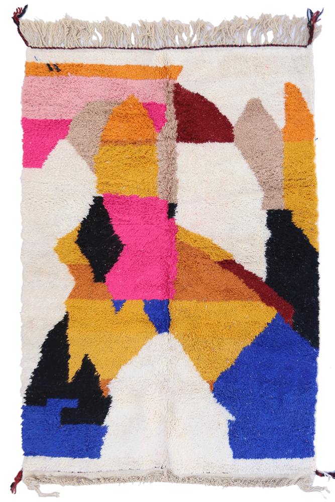 Tapis berbère aux motifs géométriques colorés avec des teintes vives de rose, bleu, jaune et noir sur fond crème.