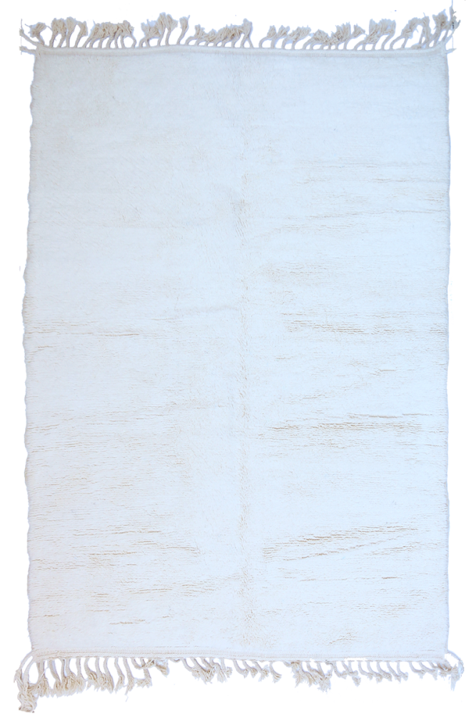 Tapis berbère en laine dans des tons crème avec des motifs minimalistes et des franges délicates.