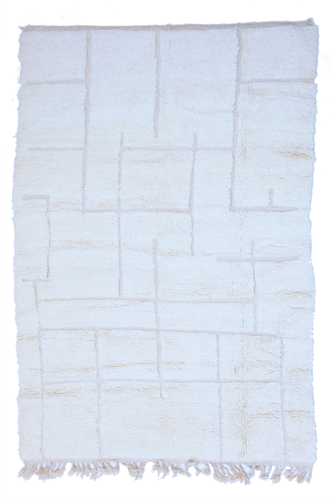 Tapis berbère blanc avec des motifs géométriques et des franges délicates.