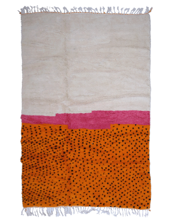 Tapis berb&egrave;re aux motifs g&eacute;om&eacute;triques, couleurs beige, orange et rose, ajoutant une touche moderne et chaleureuse.