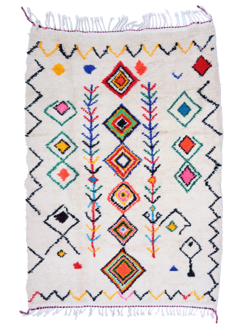 Tapis berb&egrave;re aux motifs g&eacute;om&eacute;triques color&eacute;s, domin&eacute; par des teintes blanches, rouges, et bleues vibrantes.