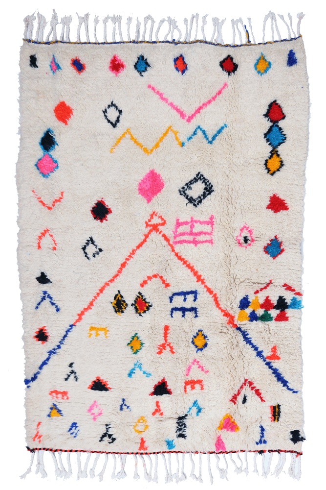 Tapis berbère en laine, aux motifs géométriques colorés sur un fond crème.
