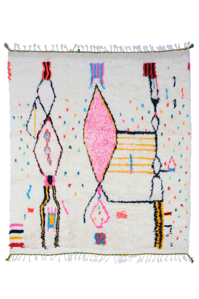 Tapis berbère coloré avec motifs géométriques en rose, jaune et bleu sur fond crème.