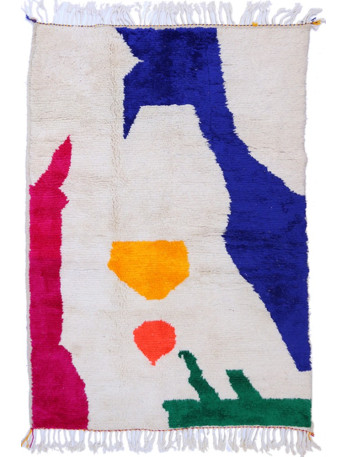 Tapis berb&egrave;re color&eacute; avec des motifs g&eacute;om&eacute;triques en rose, bleu, jaune et vert sur un fond cr&egrave;me.