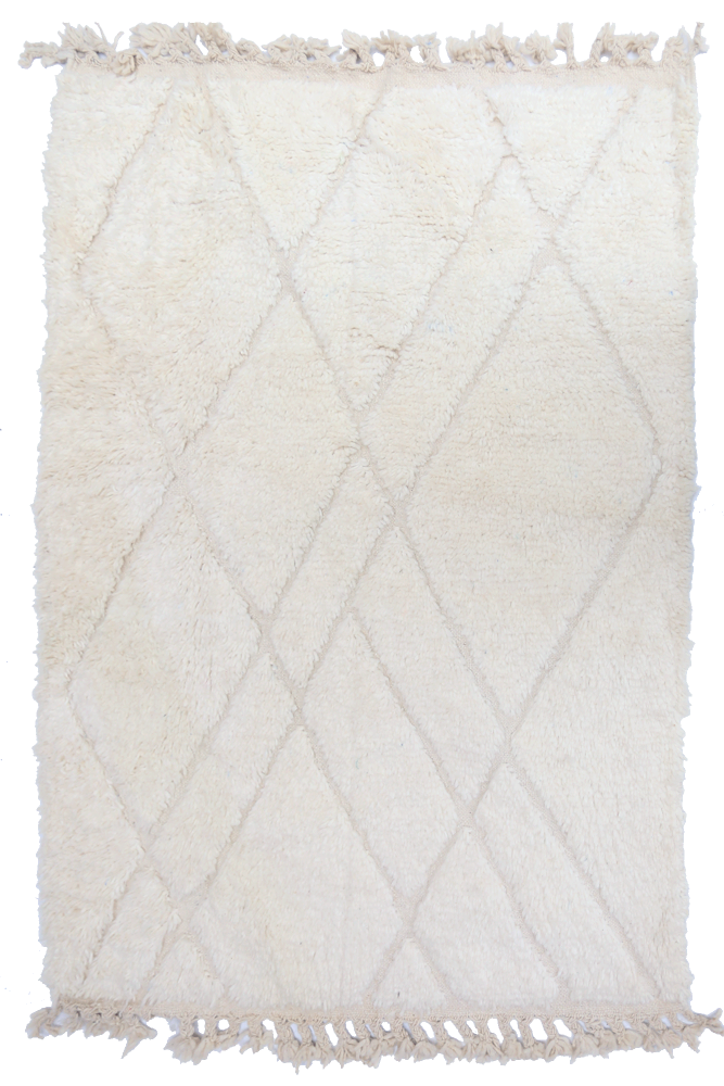 Tapis berbère en blanc crémeux avec motifs en losanges et franges délicates, ajoutant une touche chaleureuse à tout intérieur.