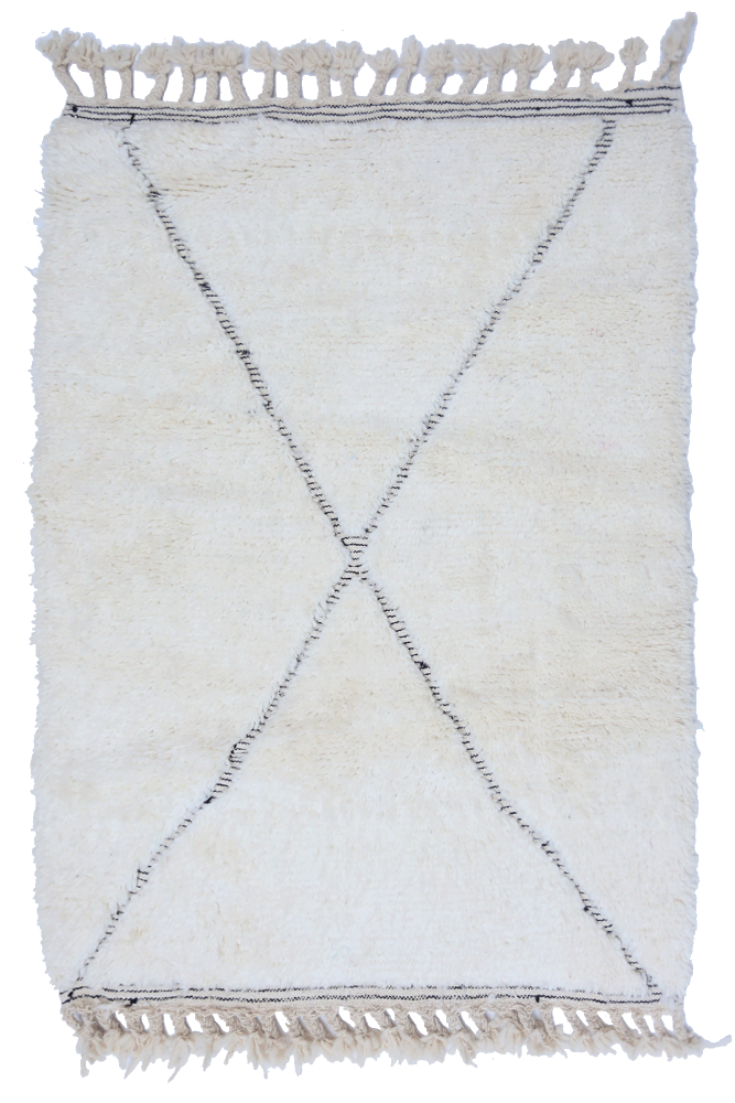 Tapis berbère naturel en laine avec motifs géométriques en beige et noir, finitions à franges.