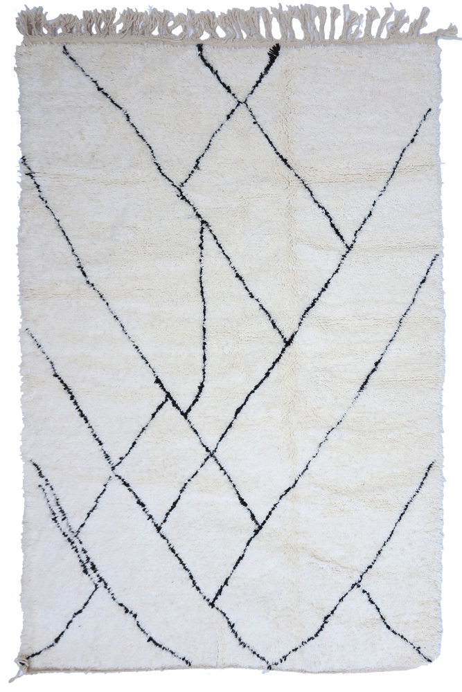 Tapis berbère blanc avec des motifs en losanges noirs, parfait pour un intérieur moderne et chaleureux.