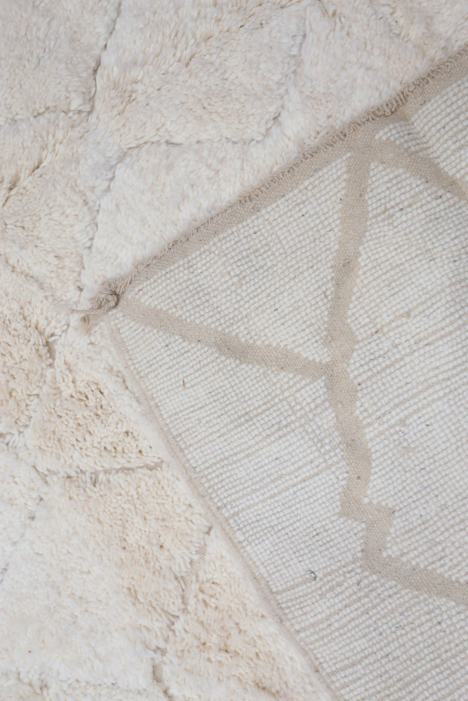 Tapis moderne en couleurs crème et beige avec motifs géométriques subtils pour un décor élégant et apaisant.