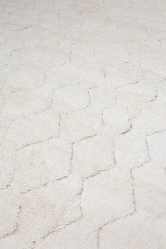 Tapis moelleux crème avec un motif en losanges pour un intérieur moderne et chaleureux.