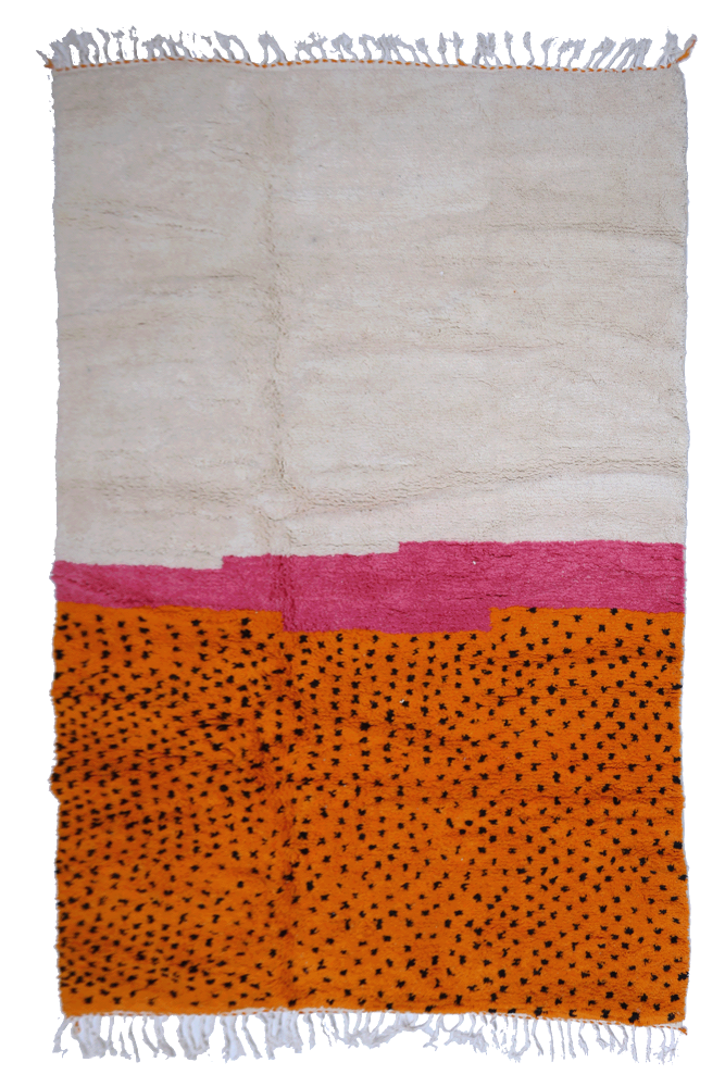 Tapis berbère aux tons beige, orange et rose, orné de motifs à pois, alliant élégance et modernité.
