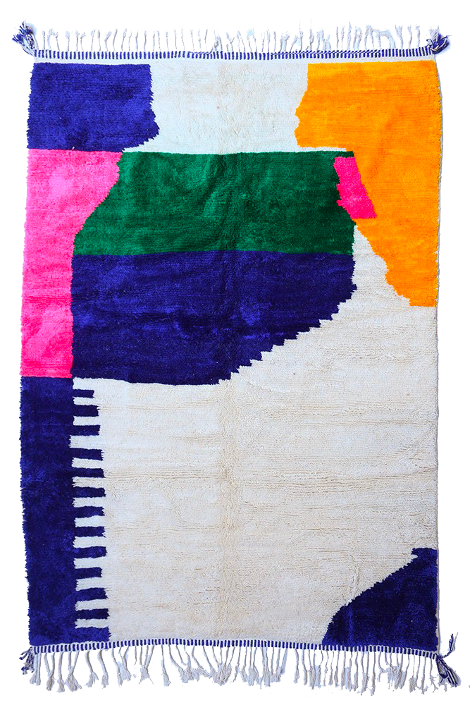 Tapis berbère coloré avec des motifs géométriques audacieux en rose, vert, bleu et orange sur un fond crème.