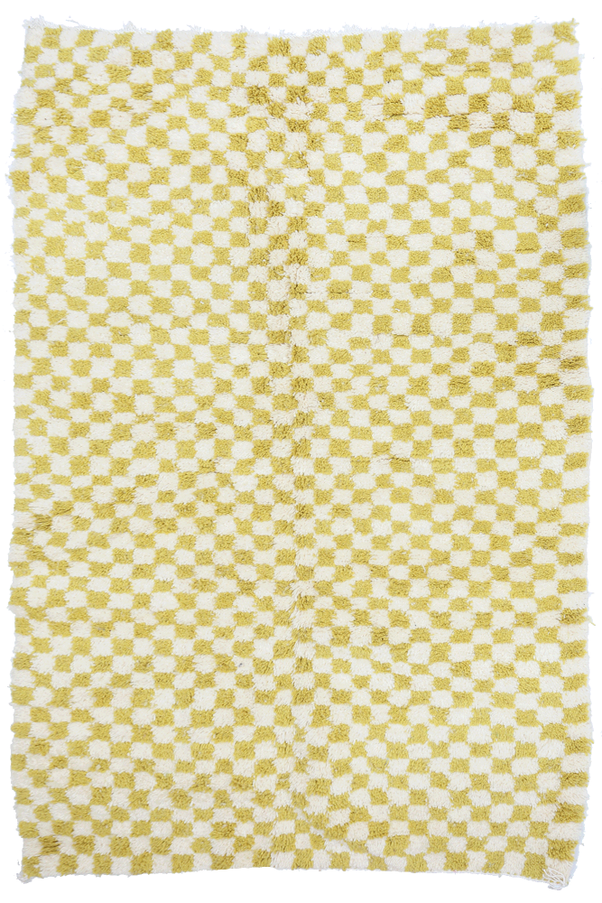 Tapis berbère aux motifs à carreaux jaunes et blancs, ajoutant une touche moderne et chaleureuse à votre intérieur.