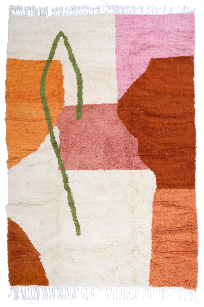 Tapis berbère aux couleurs vives comme le rouge, l\'orange et le rose, avec des motifs géométriques originaux.