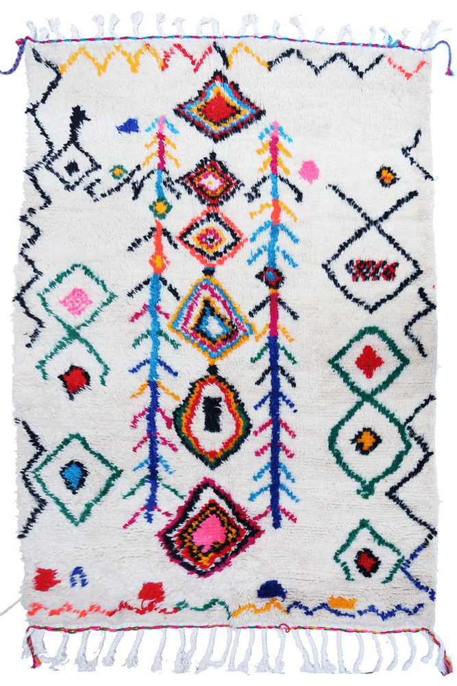 Tapis berbère blanc avec motifs géométriques colorés, incluant des losanges et des lignes abstraites.