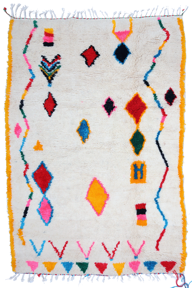 Tapis berbère aux motifs colorés, avec des formes géométriques en rouge, bleu, jaune et vert sur un fond crème.