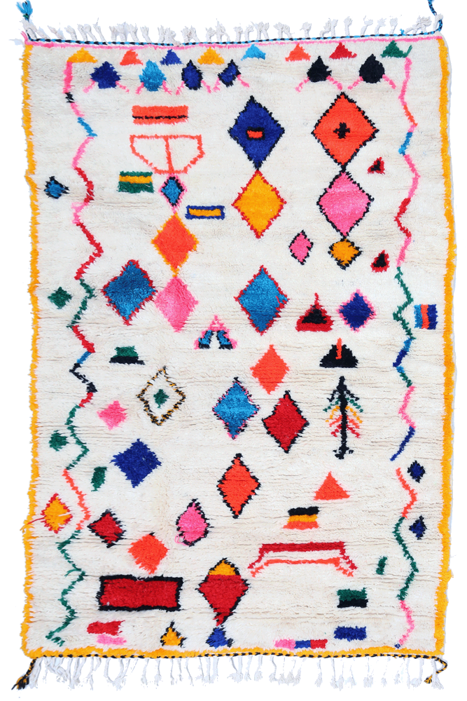 Tapis berbère coloré avec des motifs géométriques vifs sur fond blanc, intégrant des teintes rose, bleu et noir.