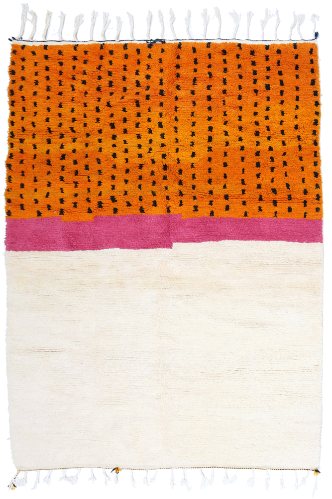 Tapis berbère aux couleurs vives orange, rose et blanc avec des motifs géométriques noirs.