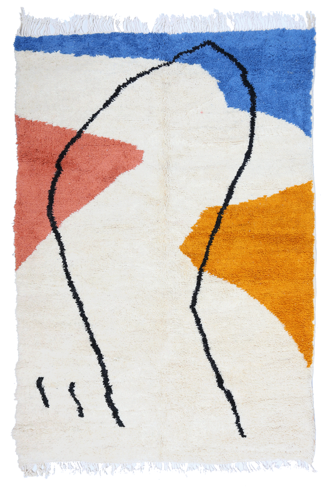 Tapis berbère aux motifs abstraits avec des couleurs vives comme le bleu, l\'orange et le rose sur un fond crème.