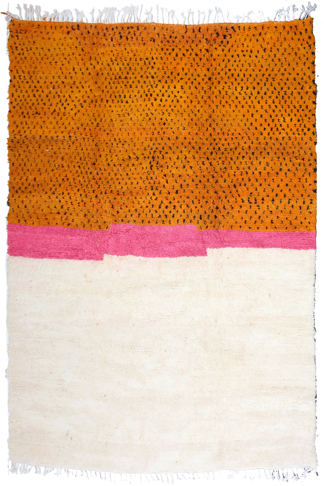 Tapis berbère aux couleurs chaudes de safran et rose, avec un design géométrique et des motifs minimalistes.