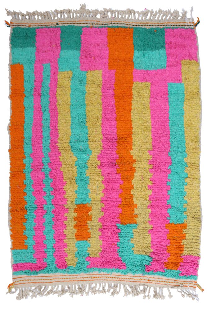 Tapis berbère coloré avec des motifs géométriques en rose, bleu, orange et jaune, parfait pour égayer votre intérieur.