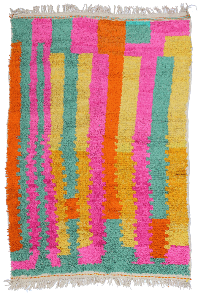 Tapis berbère aux couleurs vives, avec des motifs géométriques en rose, vert, orange et jaune.