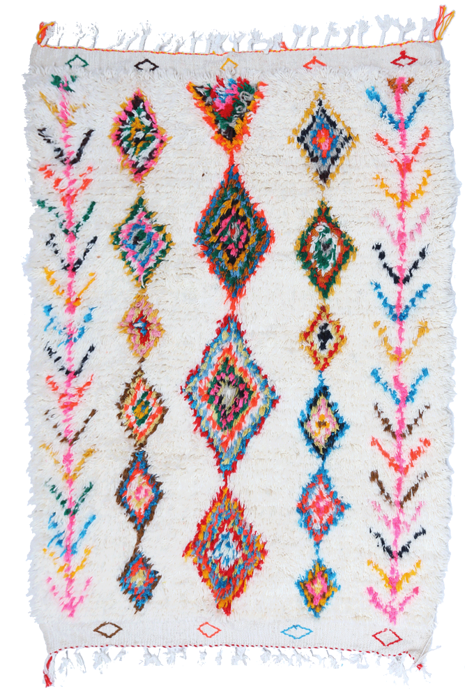 Tapis berbère aux motifs géométriques colorés sur fond crème, intégrant des teintes vives de rose, bleu et vert.