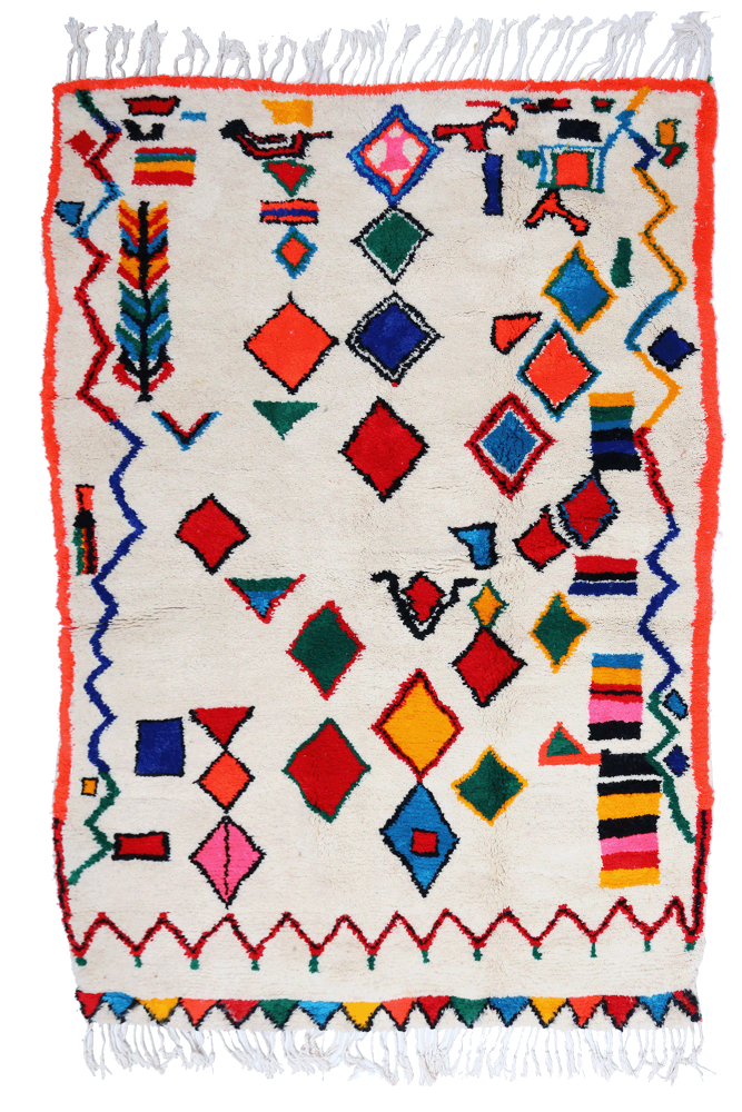 Tapis berbère aux motifs géométriques colorés, dominé par des teintes blanches, rouges, bleues et vertes.