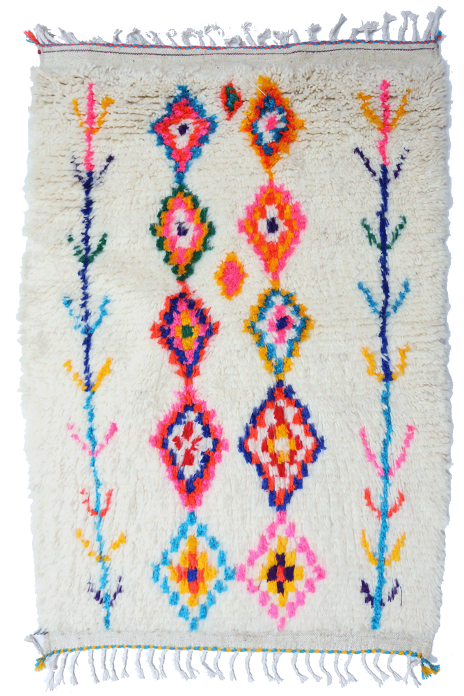 Tapis berbère coloré avec des motifs géométriques en rose, orange, bleu et vert sur fond crème.