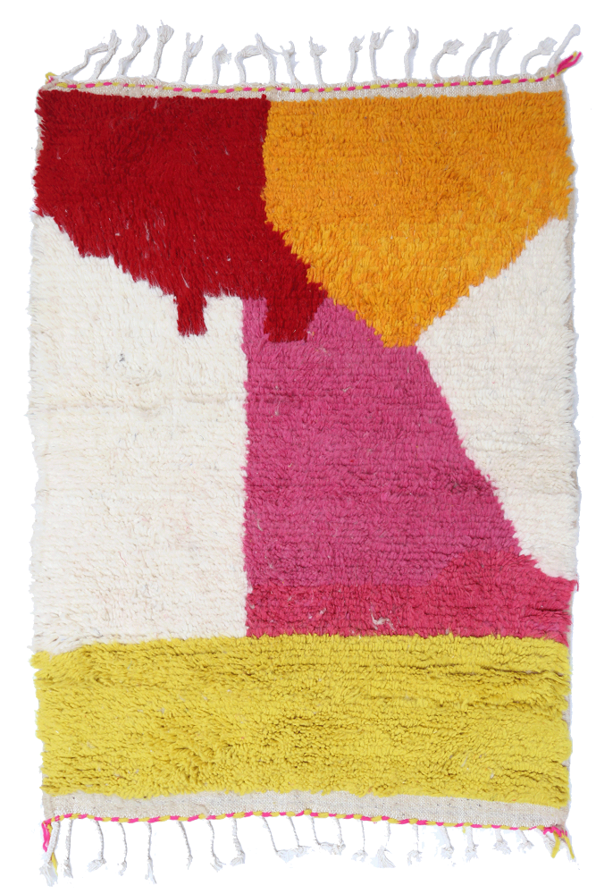 Tapis berbère coloré aux motifs géométriques avec des teintes rouge, orange, rose et jaune sur fond crème.