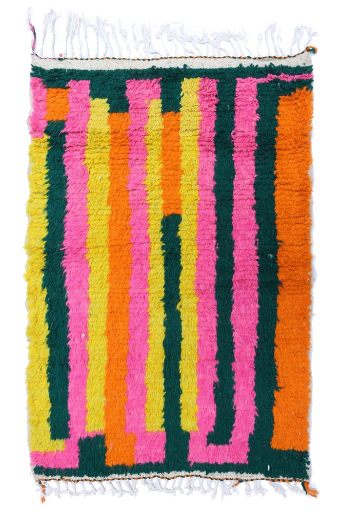 Tapis berbère aux rayures vibrantes de rose, orange, jaune et vert, mélangeant tradition et modernité.