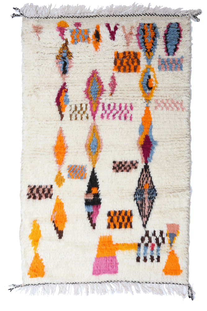 Tapis berbère avec des motifs géométriques colorés en orange, rose et bleu sur fond blanc, ajoutant une touche artisanale.