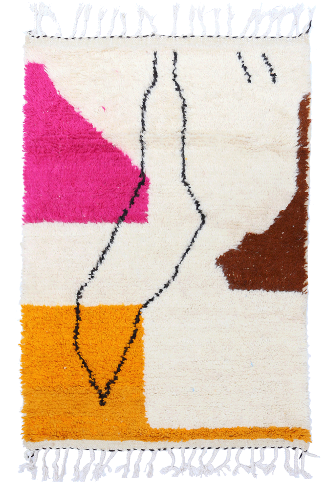 Tapis berbère aux motifs géométriques, avec des couleurs vives comme le rose, marron et jaune sur fond crème.